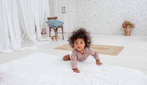 Baby in minimalistische slaapkamer