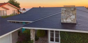 Tesla Solar Roof bij zonsondergang