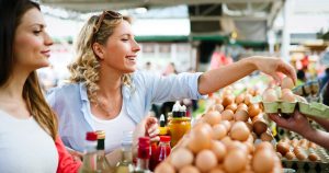Vrouwen shoppen lokale producten
